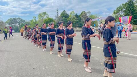 Đội nghệ nhân nhí làng Kon Vơng Kia lưu giữ văn hóa Cồng chiêng - múa Xoang