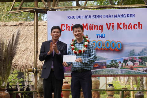 Kon Plông đón đoàn caravan Hiệp hội Doanh nghiệp Thành phố Hồ Chí Minh và tặng quà cho vị khách thứ 1 triệu