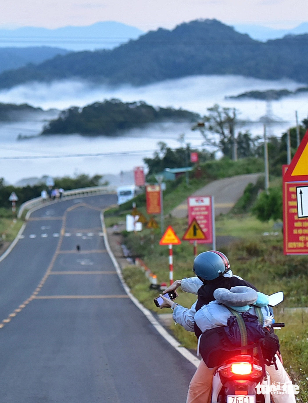 Nhiều phượt thủ dừng xe máy trên quốc lộ 24 để săn ảnh đường mây - Ảnh: T.T.D.